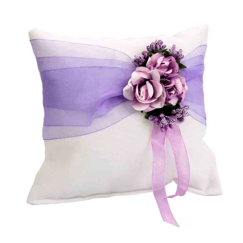 Cojín con lazo lila y flores para anillos de boda