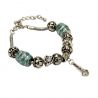Pulsera de abalorios con colgante de micrófono. 