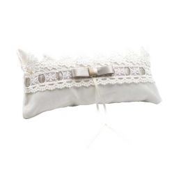 Cojín artesanal con encaje y adorno con un hermoso lazo, rectangular