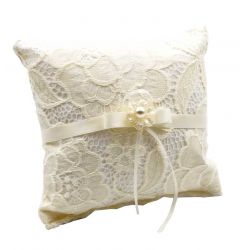 Cojín artesanal con tela de encaje beige, adorno con perla y lazo
