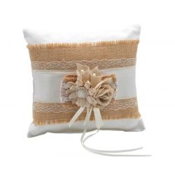 Cojín rústico con colores de rafia combinado con blanco, encaje y flores
