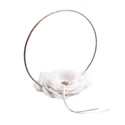 Cesta de pétalos de rosa en blanco, con adorno plateado y lazos