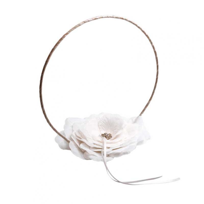 Cesta de pétalos de rosa en blanco, con adorno plateado y lazos