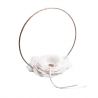 Cesta de pétalos de rosa en blanco, con adorno plateado y lazos