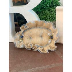 Cojín color saco con detalles en azul para tus alianzas de boda