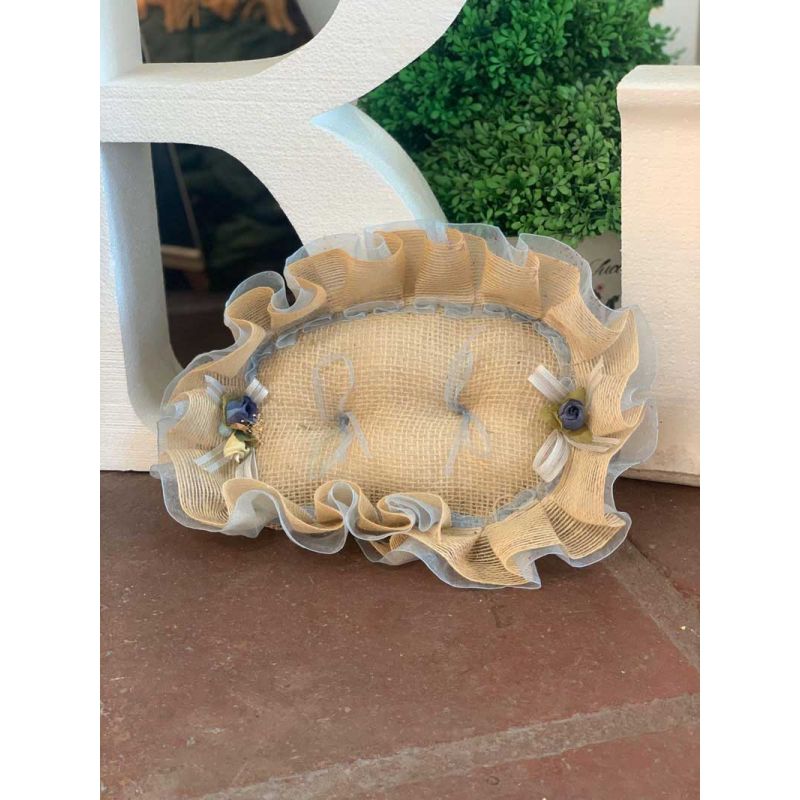 Cojín color saco con detalles en azul para tus alianzas de boda