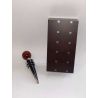 Tapón para vino color marrón en caja de madera