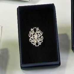 BROCHE SOLAPA PLATA Y ZIRCONITAS  3,5 cm.