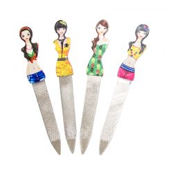 Lima de uñas diseño chicas.