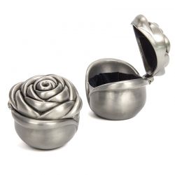 Cofre metal en forma de rosa.