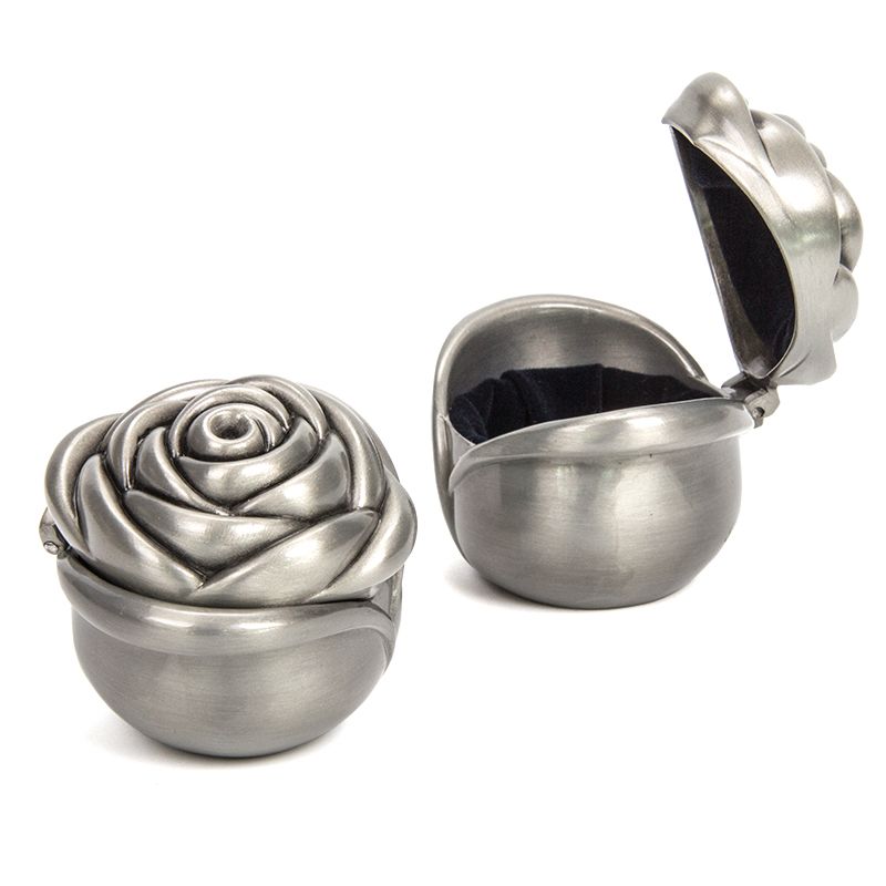 Cofre metal en forma de rosa.