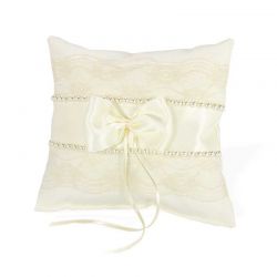Cojín  beige y perlas