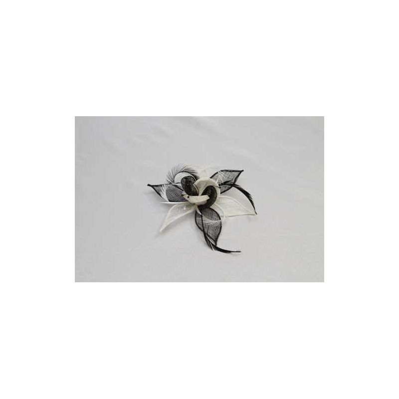 Tocado-Peina en flor de sinamay y pluma faisan blanco-negro