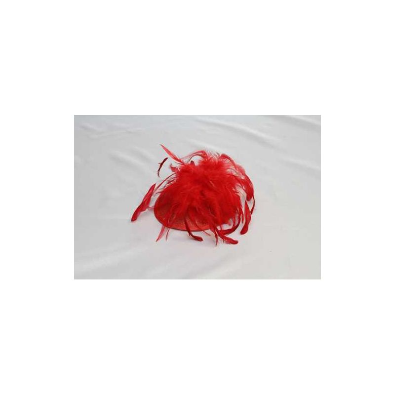 Tocado en base de sinamay y plumas variadas en Rojo