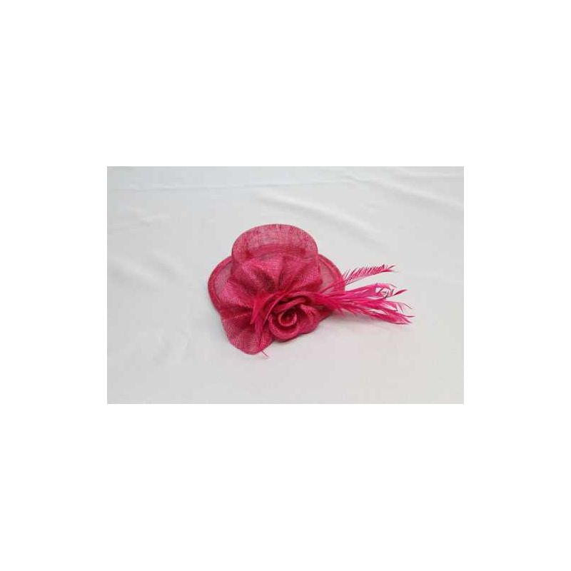 Tocado Tipo Pamela Sinamay Natural y Pluma Tintadas en Fucsia 1