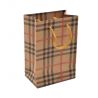 Bolsa de papel marrón con cuadros para regalos