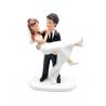 Figura de novios de 17x13 cm para la tarta, con novia en brazos