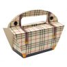 Caja grande de cuadros burberry con asa para entregar regalos.