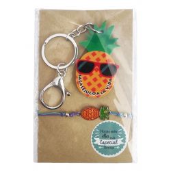 LLAVERO DE PIÑA CON PULSERA EN BOLSA Y PEGATINA