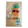 LLAVERO DE PIÑA CON PULSERA EN BOLSA Y PEGATINA